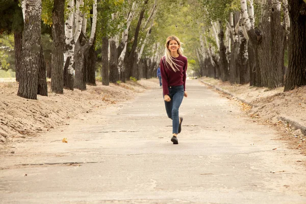 Pige Løber Langs Vejen Efterårspark Ukraine Byen Dnipro - Stock-foto