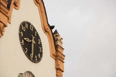 Dnipro şehrindeki eski binanın saati Ukrayna 'daki meydanda gökyüzünün arka planında