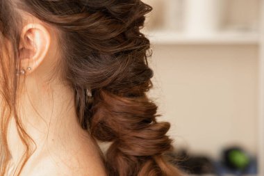 Güzellik salonunda kuaför saç stili yapıyor.