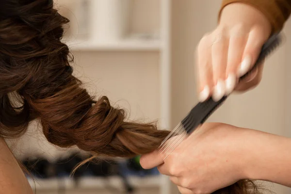 Gros plan de coiffeur faisant coiffure dans le salon de beauté fille — Photo