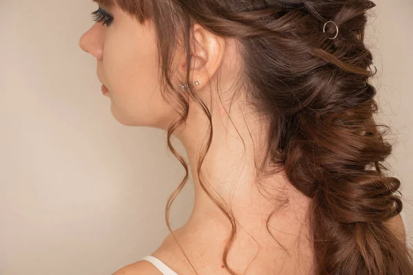 Close up de cabeleireiro fazendo penteado no salão de beleza da menina — Fotografia de Stock