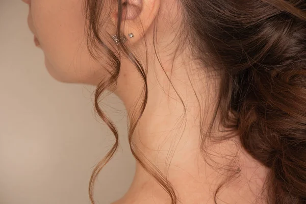 Close up of hairdresser doing hairstyle in girl beauty salon — Stock Photo, Image