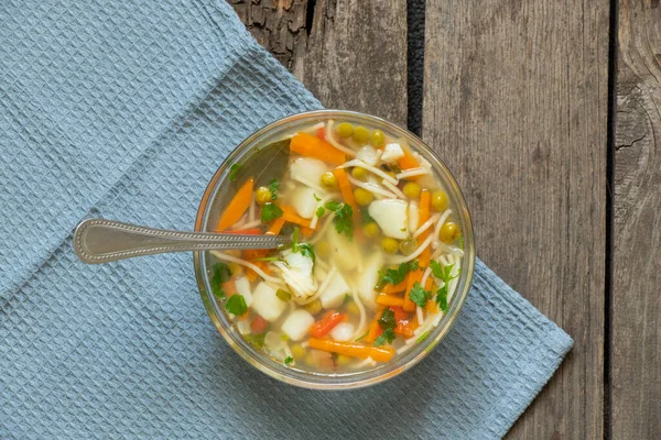 Sopa de legumes caseira em um prato branco na mesa na cozinha, sopa sem carne — Fotografia de Stock