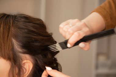 Saç örgülerinden yaratıcı saç stili, yakın plan fotoğraf örgü ören, yaratıcı saç stili olan kadın.