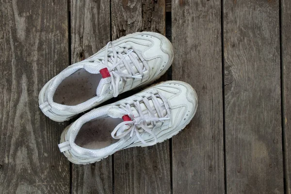 Mulheres Couro Branco Tênis Sujos Tábua Madeira Mulheres Sapatos Sujos — Fotografia de Stock