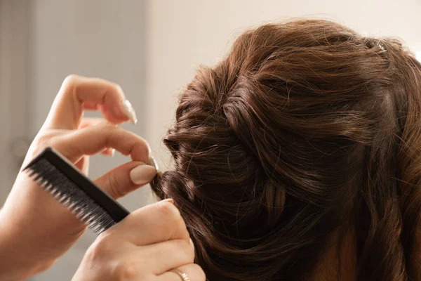 Woman with creative hairstyle from braids, close-up photo, braiding braids, creative hairstyle — Stock Image Woman Creative Hairstyle Braids Close Photo Braiding Braids Creative Hairstyle Stock Picture