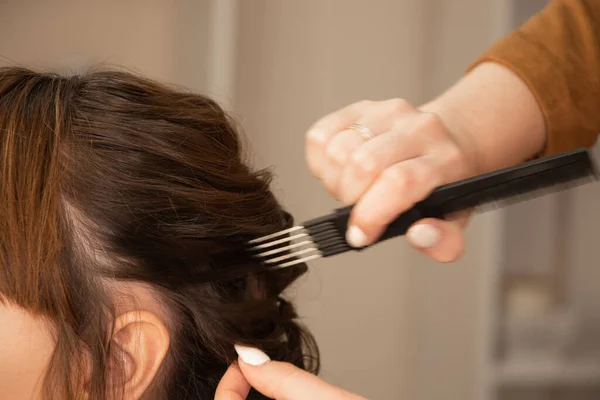 Woman with creative hairstyle from braids, close-up photo, braiding braids, creative hairstyle — Stock Image Woman Creative Hairstyle Braids Close Photo Braiding Braids Creative Hairstyle Stock Photo