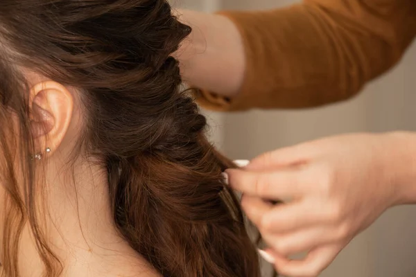 Woman with creative hairstyle from braids, close-up photo, braiding braids, creative hairstyle — Stock Image Woman Creative Hairstyle Braids Close Photo Braiding Braids Creative Hairstyle Stock Image