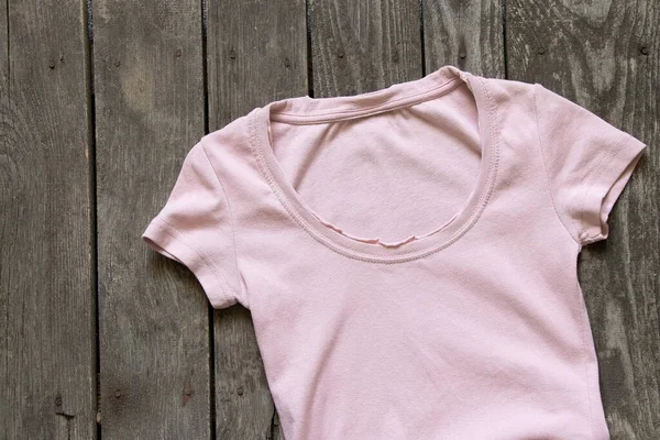 Rosa Camiseta Mujer Plana Sobre Fondo Marrón Rústico Ropa Mujer —  Fotos de Stock