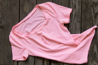 Pembe kadın tişörtü düz kahverengi arka plan, kadın kıyafeti, moda