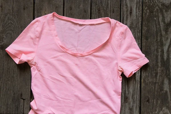 Rosa Camiseta Mujer Plana Sobre Fondo Marrón Rústico Ropa Mujer —  Fotos de Stock