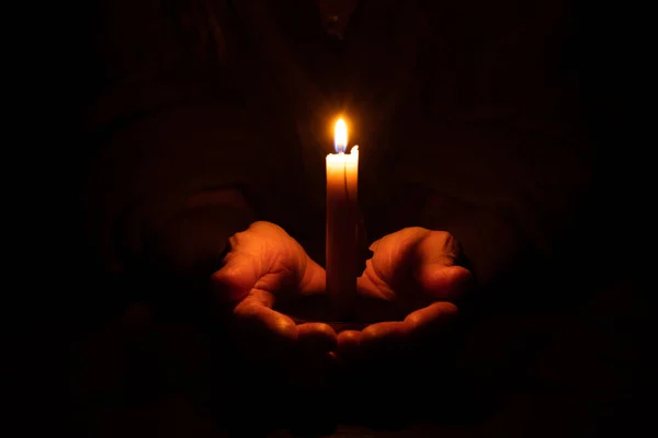 Ruce Staré Ženy Plamen Svíčky Tmě Světlo Svíček Smutek Svíčka — Stock fotografie