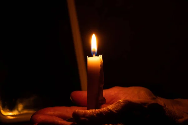 Mains Vieille Femme Flamme Bougie Dans Obscurité Lumière Bougie Deuil — Photo