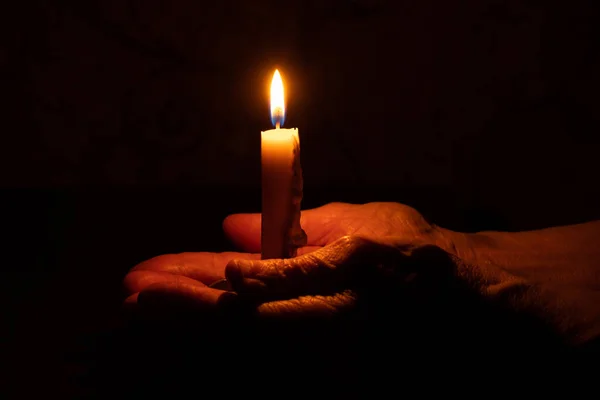 Dłonie Starej Kobiety Płomień Świecy Ciemności Światło Świecy Żałoba Świeca — Zdjęcie stockowe
