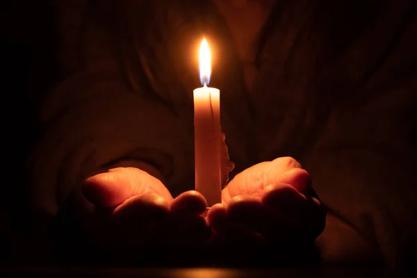 Mãos Mulher Velha Chama Vela Escuro Luz Vela Luto Vela — Fotografia de Stock