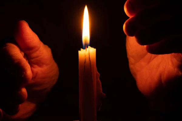 Старенькі Руки Полум Свічки Темряві Світло Свічки Траур Свічка Темряві — стокове фото