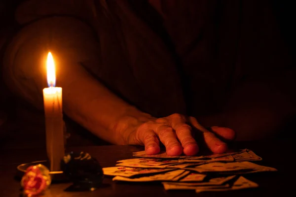 Handen Liggen Tafel Kaarten Met Een Brandende Kaars Het Donker — Stockfoto