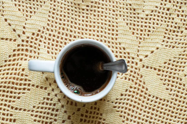 上から下までテーブルの上にスプーン付きのホットブラックコーヒー — ストック写真
