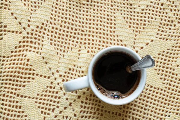 Uma Xícara Café Preto Quente Com Uma Colher Vista Cima — Fotografia de Stock