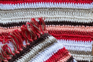 Çizgili renkli büyükannenin halısı. Arka plan olarak kırmızı beyaz, halı döşemesi.