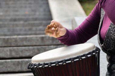 Davulu yakın çekimde çalıyor, müzik aleti.