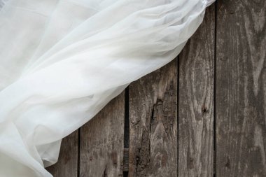 Ahşap bir arka planda beyaz perdeler yakın plan olarak