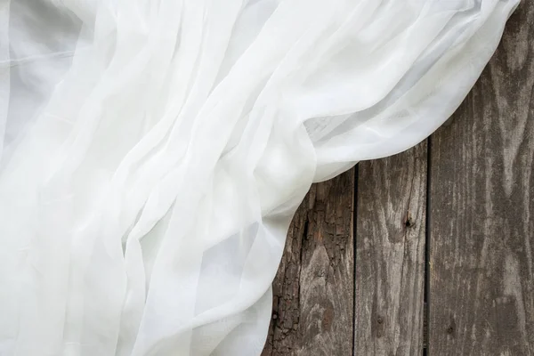 木制背景上的白色窗帘作为背景特写 — 图库照片