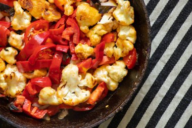 Mutfakta tavada pişmiş domates ve biberli karnabahar var. Et yok, vejetaryen yemeği var.