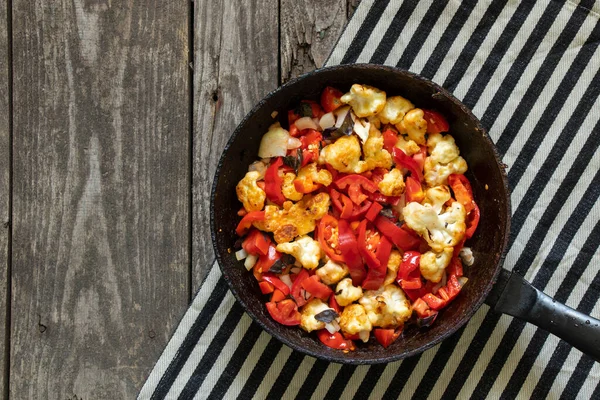 Mutfakta tavada pişmiş domates ve biberli karnabahar var. Et yok, vejetaryen yemeği var.