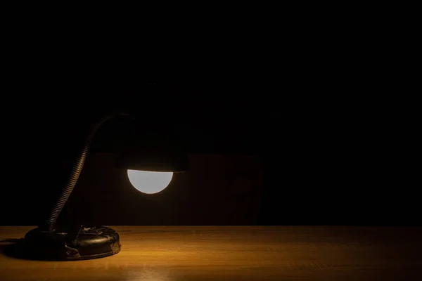 Настольная Лампа Стоит Столе Темной Комнате — стоковое фото
