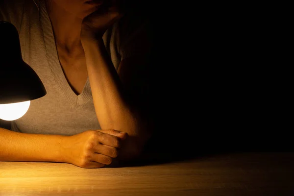 Girl Sitting Table Light Table Lamp Dark Room — Stock Photo, Image