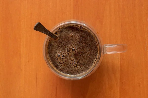 Filiżankę Gorącej Kawy Łyżeczką Stole Góry Dołu Widok — Zdjęcie stockowe