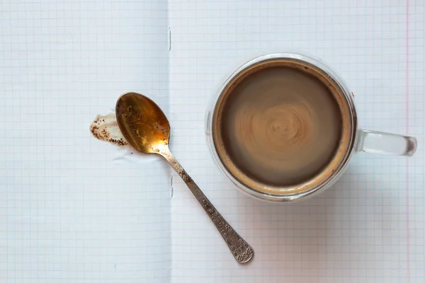 Una Taza Café Caliente Con Una Cucharadita Una Hoja Blanca —  Fotos de Stock