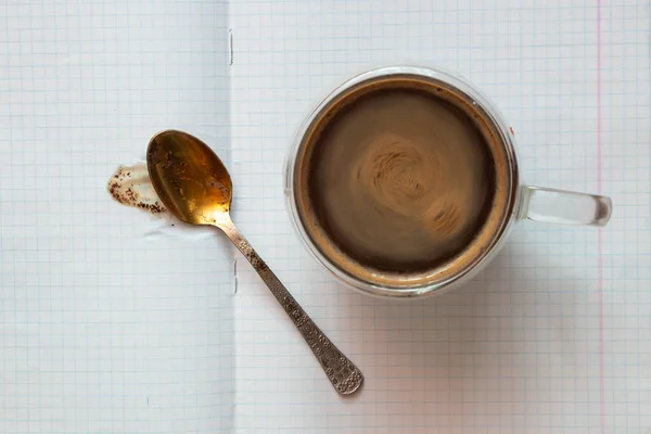 Чашка Горячего Кофе Чайной Ложкой Белом Листе Бумаги Сверху Донизу — стоковое фото