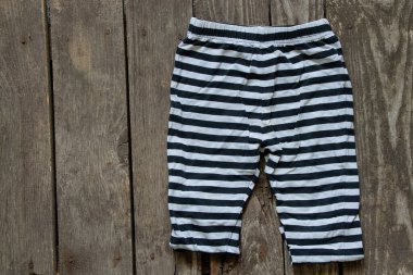 Çizgili çocuk şortu masanın üzerinde, çocuk kıyafetleri.