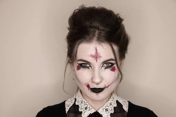 Retrato Uma Jovem Imagem Uma Bruxa Para Halloween Fundo Isolado — Fotografia de Stock