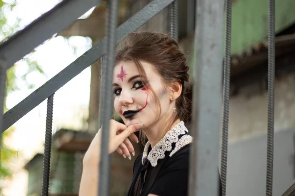 Portrait Une Fille Maquillée Pour Halloween Porté Bars Dans Rue — Photo