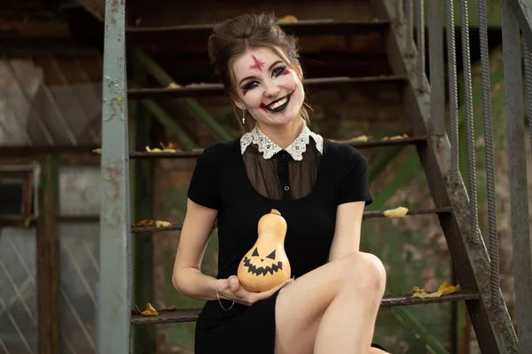 Ragazza Con Halloween Make Siede Sulle Scale Vicino Alla Vecchia — Foto Stock