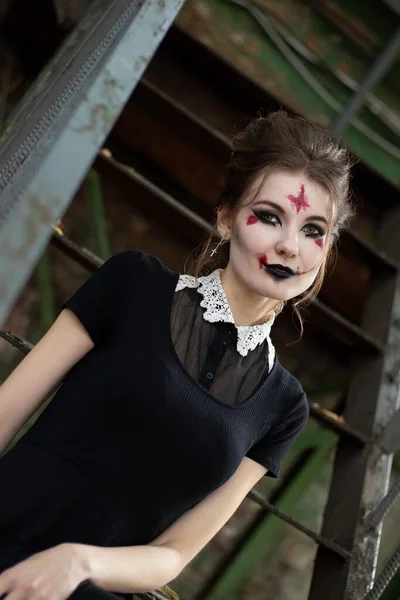 Ragazza Con Halloween Make Siede Sulle Scale Vicino Alla Vecchia — Foto Stock