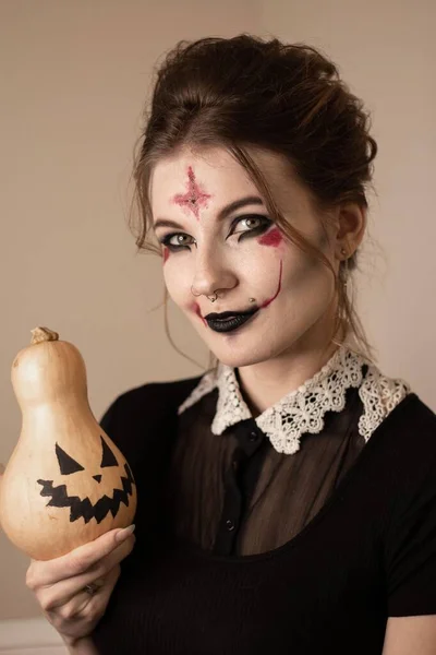 Flicka Med Halloween Make Hålla Pumpa Isolerad Bakgrund — Stockfoto