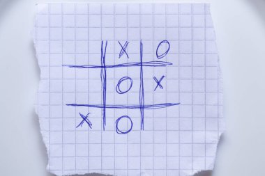 Tic Tac Toe Oyunu Damalı Kağıt üzerine Çizilmiş Beyaz Arkaplanda Yatılıyor, Tic Tac Toe Oyunu