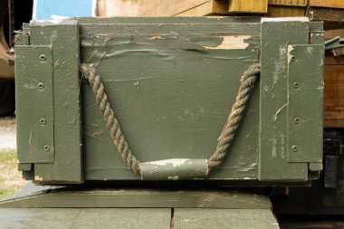 Ordu malzemeleri, depolama ve silah taşıma temalı eski ahşap sandık.