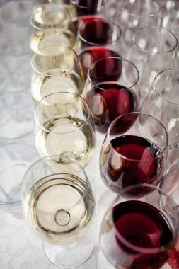 birçok bardak kırmızı ve beyaz şarap ile beyaz ve kırmızı şarap yakın çekim kafede partisinden önce table.glasses bulunmaktadır. farklı içme. Üst üste bir tabloda farklı şarap birçok bardak.