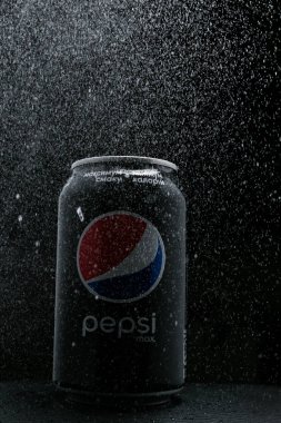 Kiev, Ukrayna - 23 Şubat 2019: Pepsi sıfır su damla ile. Pepsi sıfır bir izole kapalı alüminyum kutu su ile arka plan üzerinde bırakır. Pepsi Cola Zero alüminyum kutu siyah bir zemin üzerine