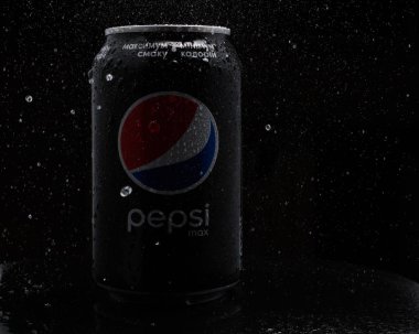 Kiev, Ukrayna - 23 Şubat 2019: Pepsi sıfır su damla ile. Pepsi sıfır bir izole kapalı alüminyum kutu su ile arka plan üzerinde bırakır. Pepsi Cola Zero alüminyum kutu siyah bir zemin üzerine