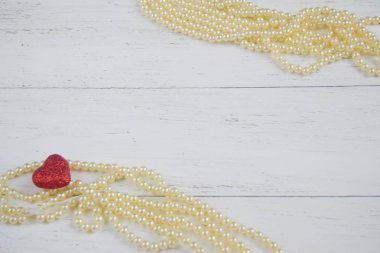 kalp ve açık renkli inciler