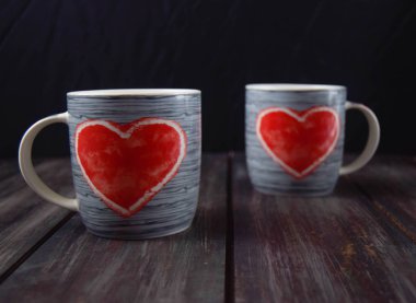 Kupalar karanlık bir arka plan üzerinde birkaç