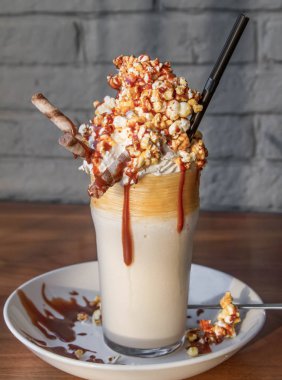 Milkshake patlamış mısır ve karamel ile