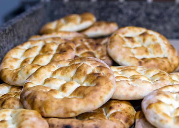 Pan recién horneado según la receta uzbeka en la mesa de panadería2 —  Fotos de Stock
