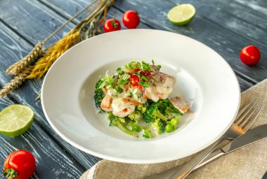 Tavuk fileto, Dorblu peyniri, hardal ve buğulanmış brokoli ile kremsi bir sos kızartılmış